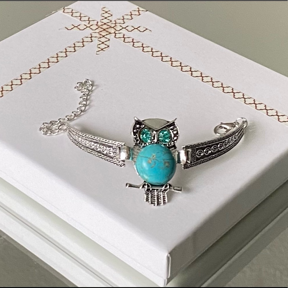 Bohemian Vintage Style Turquoise Delicate Carving Bracelet
womens fashion - Picture 5 of 6